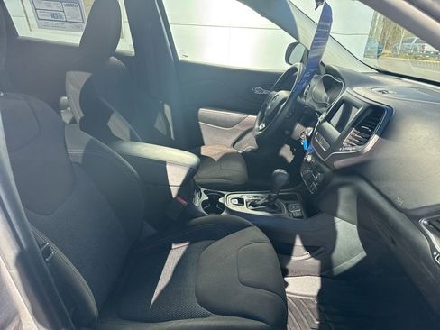 Used 2019 Jeep Cherokee Latitude w/ Popular Appearance Group image 24