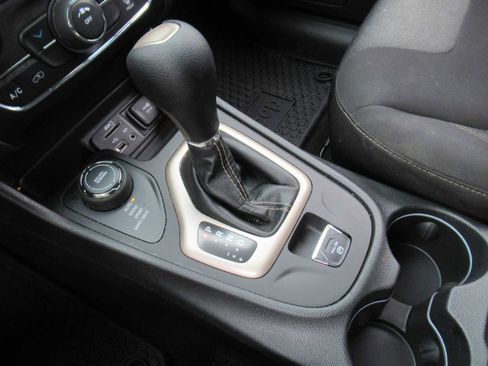 Used 2017 Jeep Cherokee Sport w/ Cold Weather Group image 34