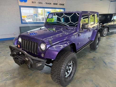 Used 2017 Jeep Wrangler Unlimited Sahara AWD/4WD image 6