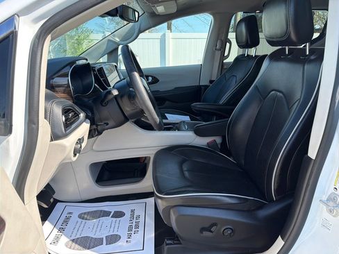 Used 2022 Chrysler Pacifica Limited AWD/4WD image 27