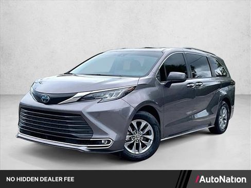 Used 2022 Toyota Sienna XLE FWD image 1