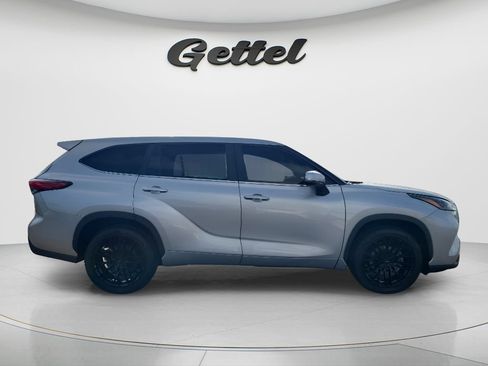 Used 2023 Toyota Highlander LE FWD image 4