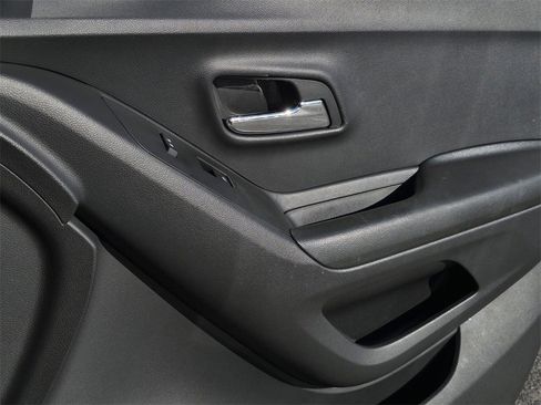 Certified 2022 Chevrolet Trax LT w/ LT Convenience Package image 11