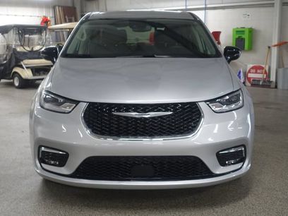 Used 2024 Chrysler Pacifica Touring-L