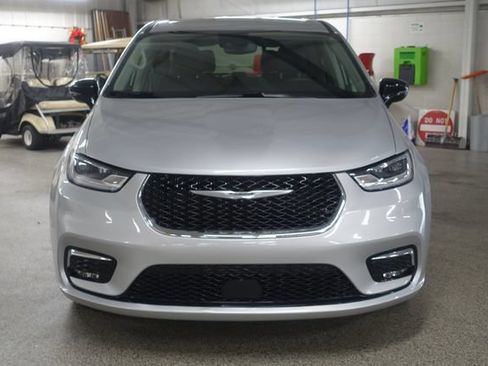 Used 2024 Chrysler Pacifica Touring-L FWD image 2