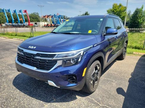 Used 2024 Kia Seltos EX FWD image 2