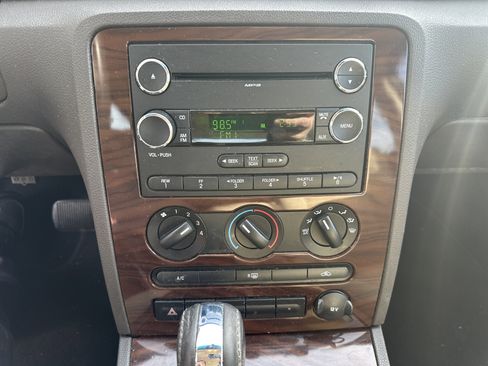 Used 2008 Ford Taurus SEL image 3