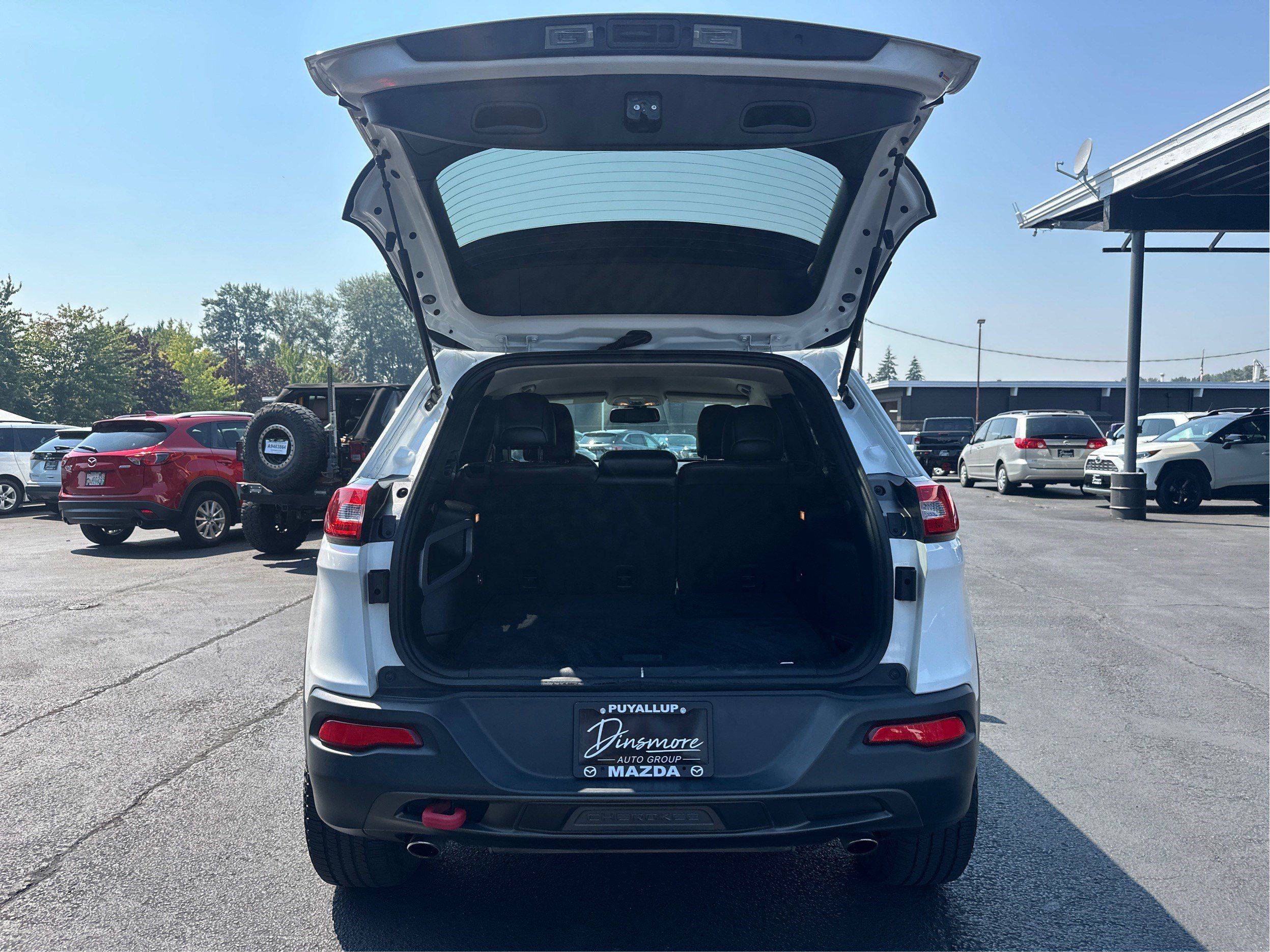 Used 2017 Jeep Cherokee Trailhawk AWD/4WD image 11