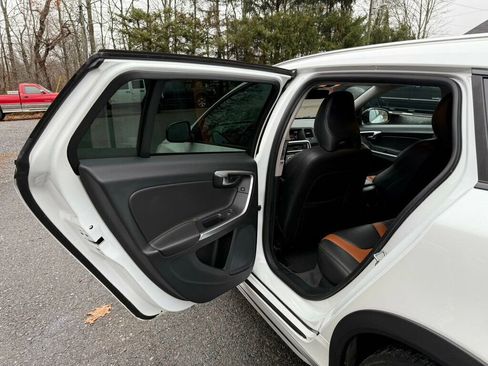 Used 2018 Volvo V60 T5 Cross Country w/ Convenience Package image 27