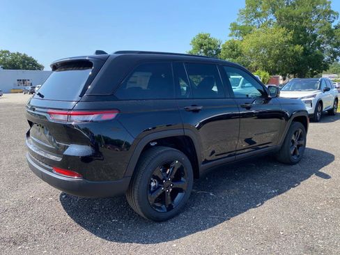 New 2025 Jeep Grand Cherokee Altitude image 3