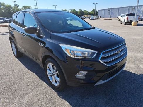 Used 2017 Ford Escape SE FWD image 1