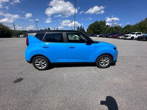 Used 2023 Kia Soul S FWD image 2