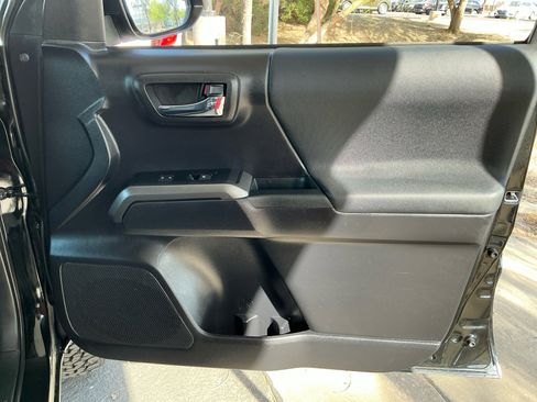 Used 2020 Toyota Tacoma TRD Sport w/ Technology Package image 16