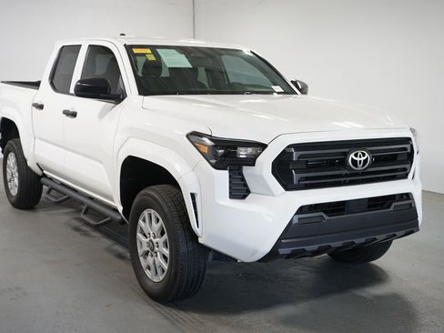 Used 2024 Toyota Tacoma SR image 3