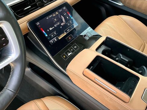 Used 2025 INFINITI QX80 Sensory image 16