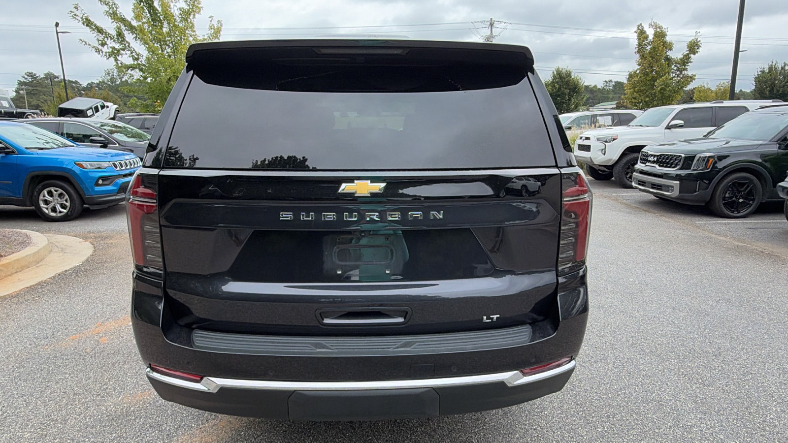 Used 2025 Chevrolet Suburban LT RWD image 9