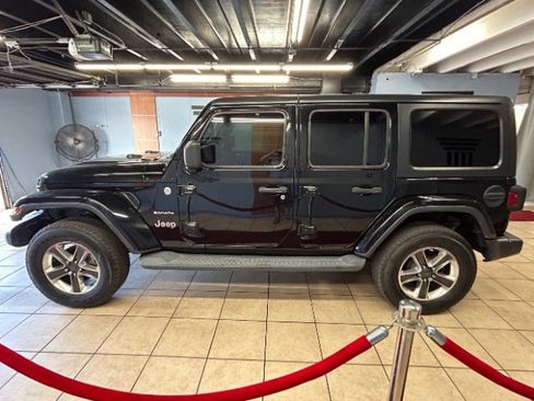 Used 2019 Jeep Wrangler Unlimited Sahara AWD/4WD image 5