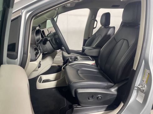 Used 2024 Chrysler Pacifica Touring-L FWD image 10
