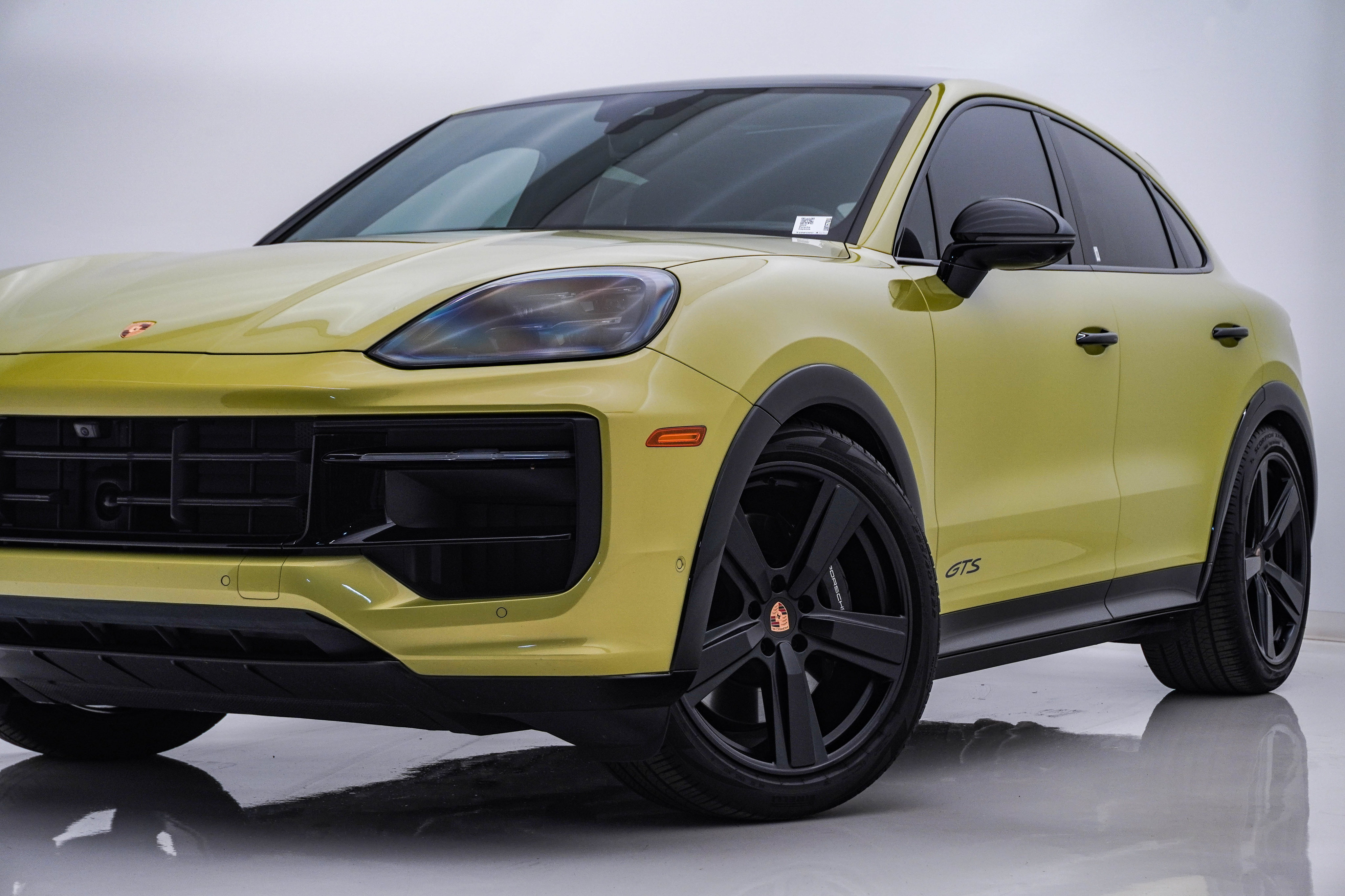 Used 2025 Porsche Cayenne GTS AWD/4WD image 2