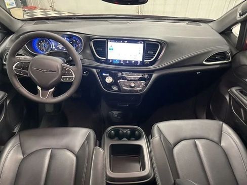 Used 2026 Chrysler Pacifica Select AWD/4WD image 13
