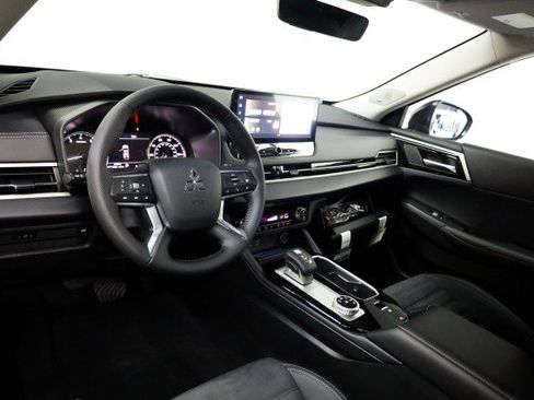 New 2025 Mitsubishi Outlander SE image 6