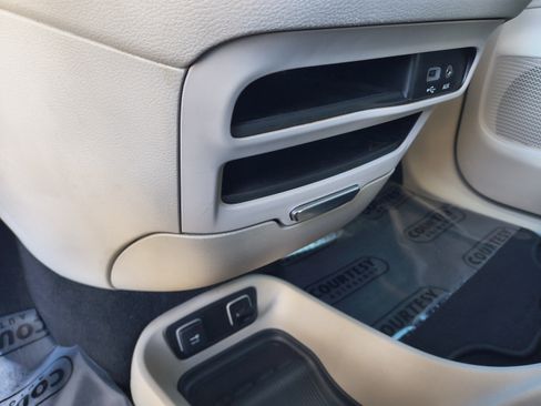 Used 2020 Chrysler Voyager Lxi FWD image 26