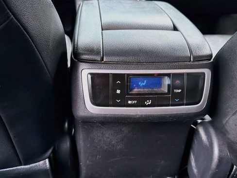 Used 2019 Toyota Highlander LE FWD image 19