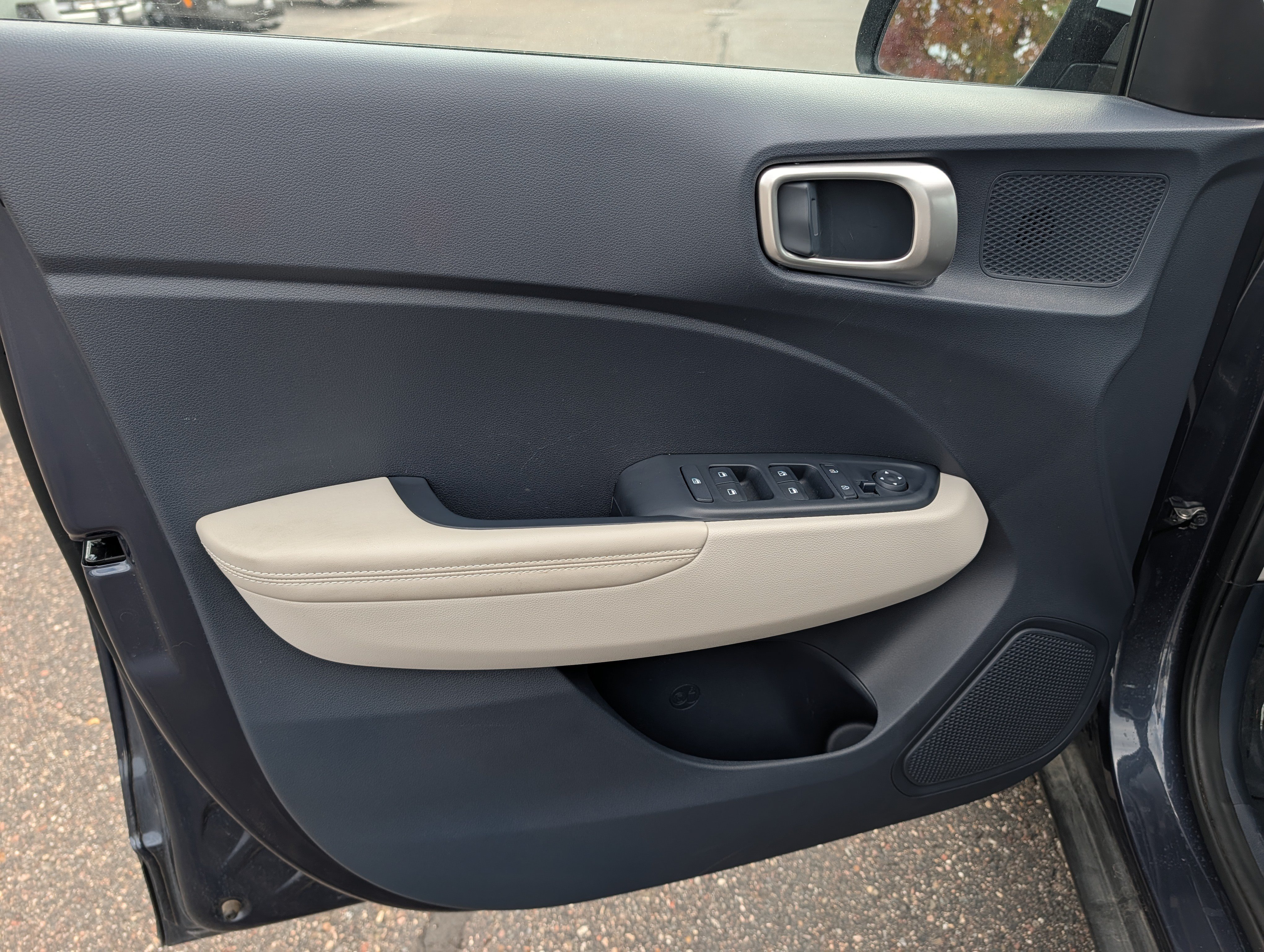 Used 2025 Hyundai Venue Limited FWD image 12