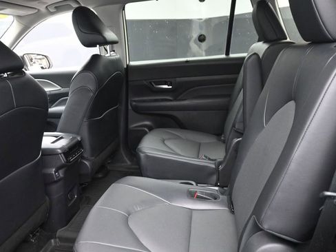 Used 2024 Toyota Grand Highlander AWD image 11