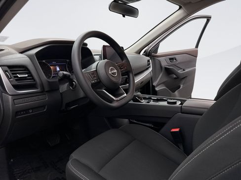 Used 2023 Nissan Rogue S AWD/4WD image 10