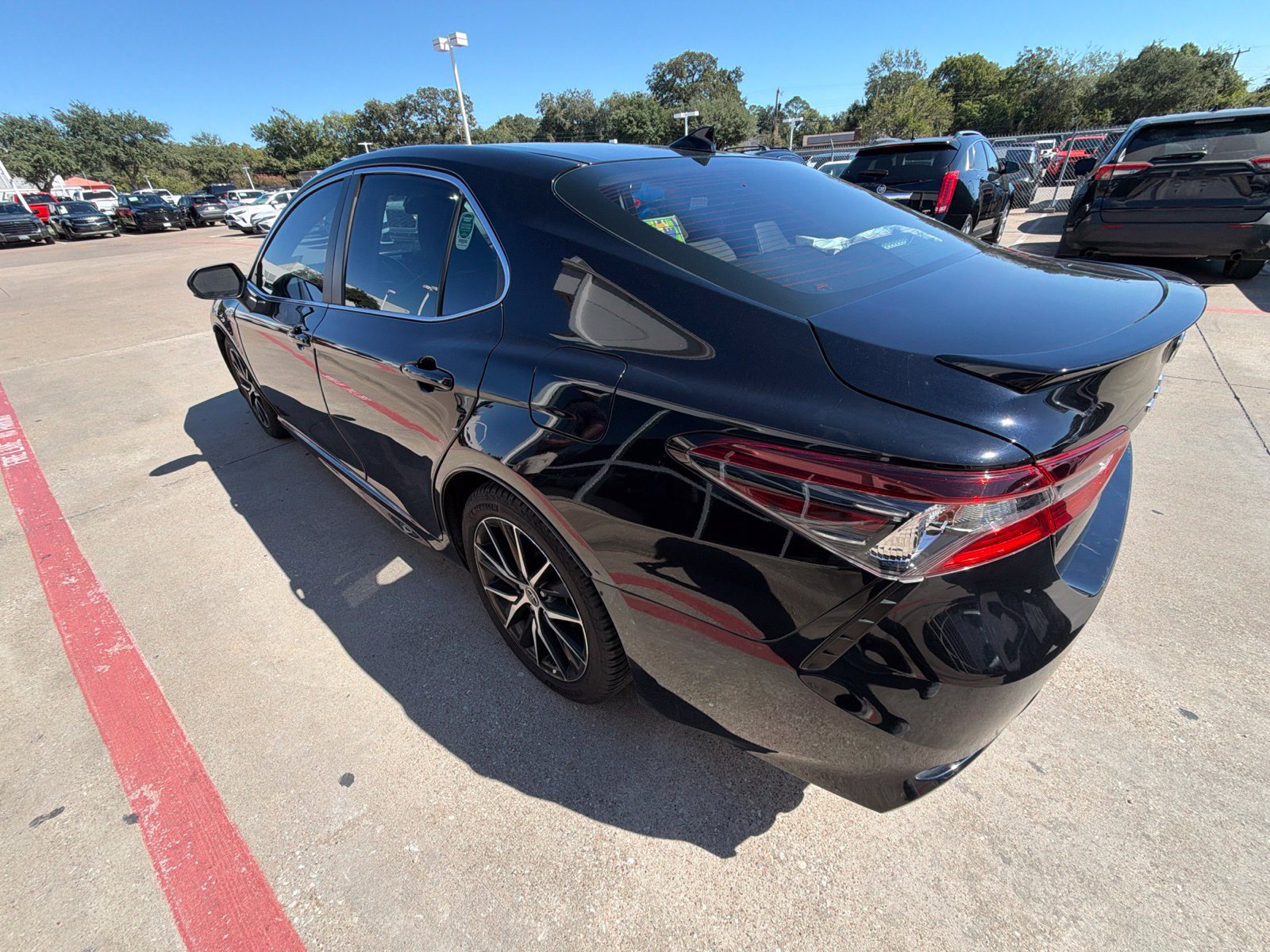 Used 2021 Toyota Camry SE FWD image 6
