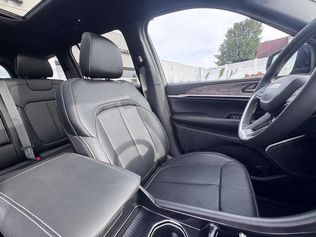 Used 2026 Jeep Grand Cherokee Limited AWD/4WD image 19