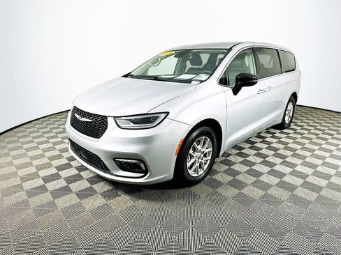 Certified 2024 Chrysler Pacifica Touring-L image 5