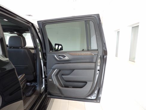 Used 2021 Chevrolet Suburban Premier AWD/4WD image 24