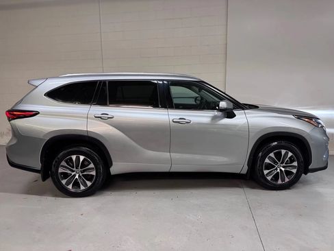 Used 2020 Toyota Highlander XLE AWD/4WD image 2