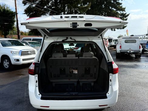 Used 2020 Toyota Sienna LE w/ LE Preferred Package FWD image 9