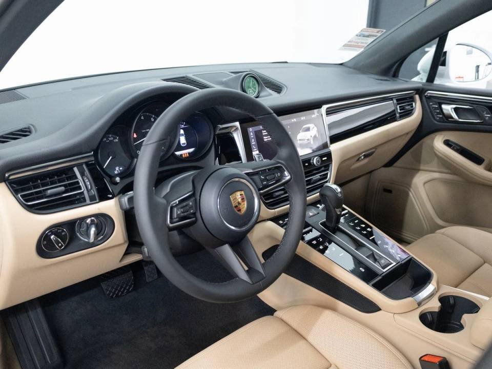 Certified 2026 Porsche Macan AWD/4WD image 28