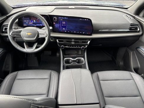Used 2026 Chevrolet Traverse LT w/ Sun and Wheel Package FWD image 12