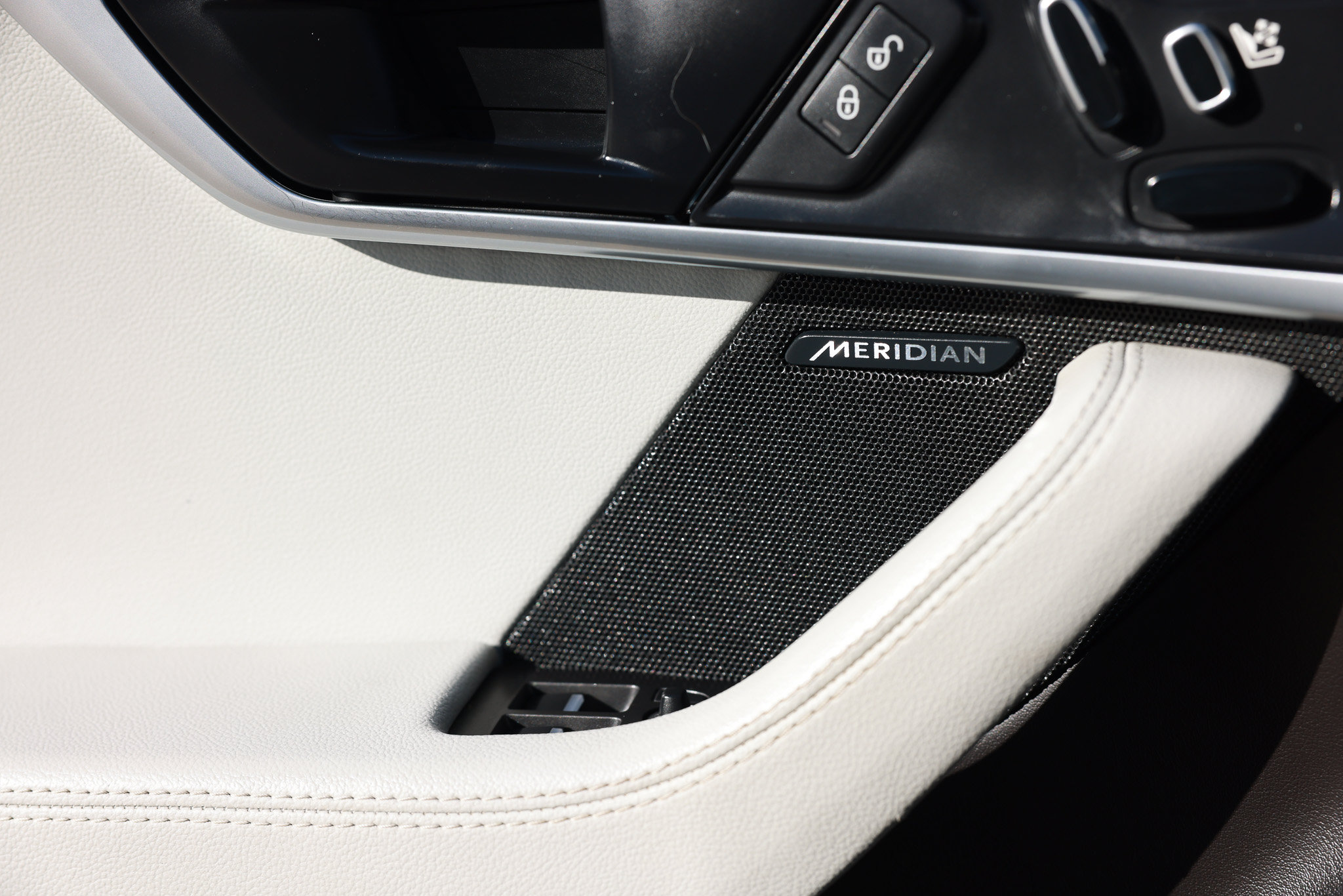 Used 2018 Jaguar F-TYPE Convertible RWD image 45