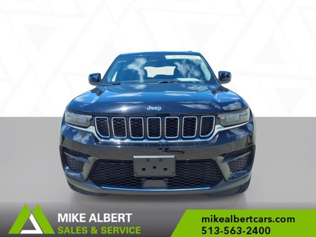 Used 2023 Jeep Grand Cherokee Laredo AWD/4WD image 2