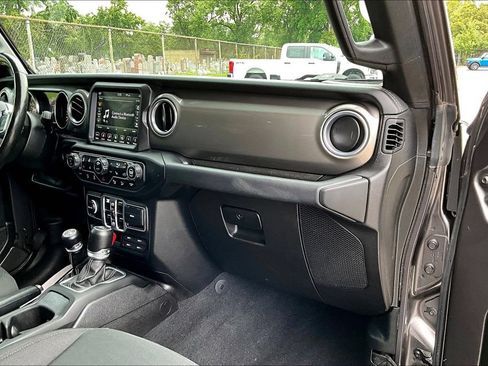 Used 2018 Jeep Wrangler Unlimited Sahara AWD/4WD image 15