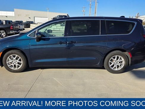 Used 2023 Chrysler Pacifica Touring-L image 2