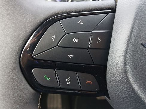 Used 2025 Chrysler Pacifica Limited image 25