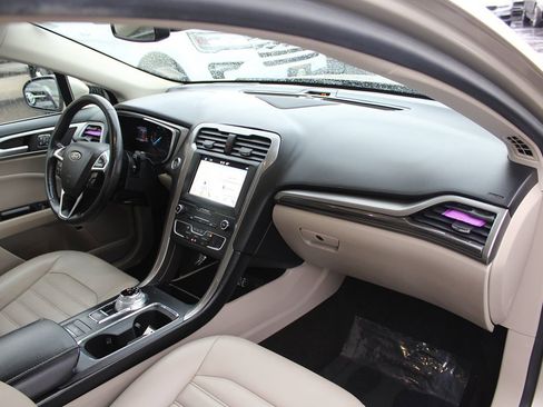 Used 2019 Ford Fusion SEL image 22