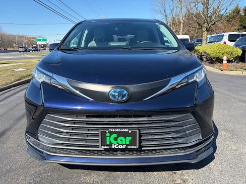 Used 2021 Toyota Sienna LE image 3