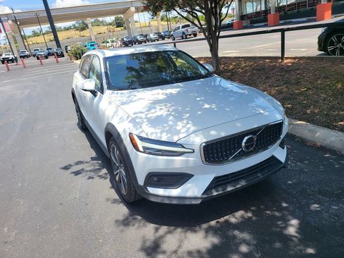 Used 2025 Volvo V60 B5 Cross Country Plus AWD/4WD image 2