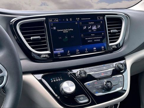 Used 2024 Chrysler Pacifica Touring-L FWD image 9