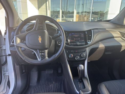 Used 2020 Chevrolet Trax LT w/ LT Convenience Package FWD image 9