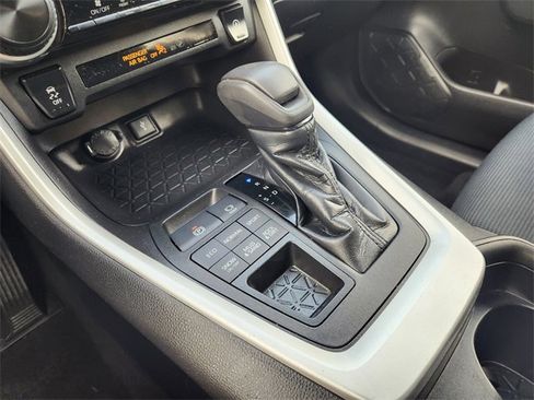 Used 2021 Toyota RAV4 LE image 17