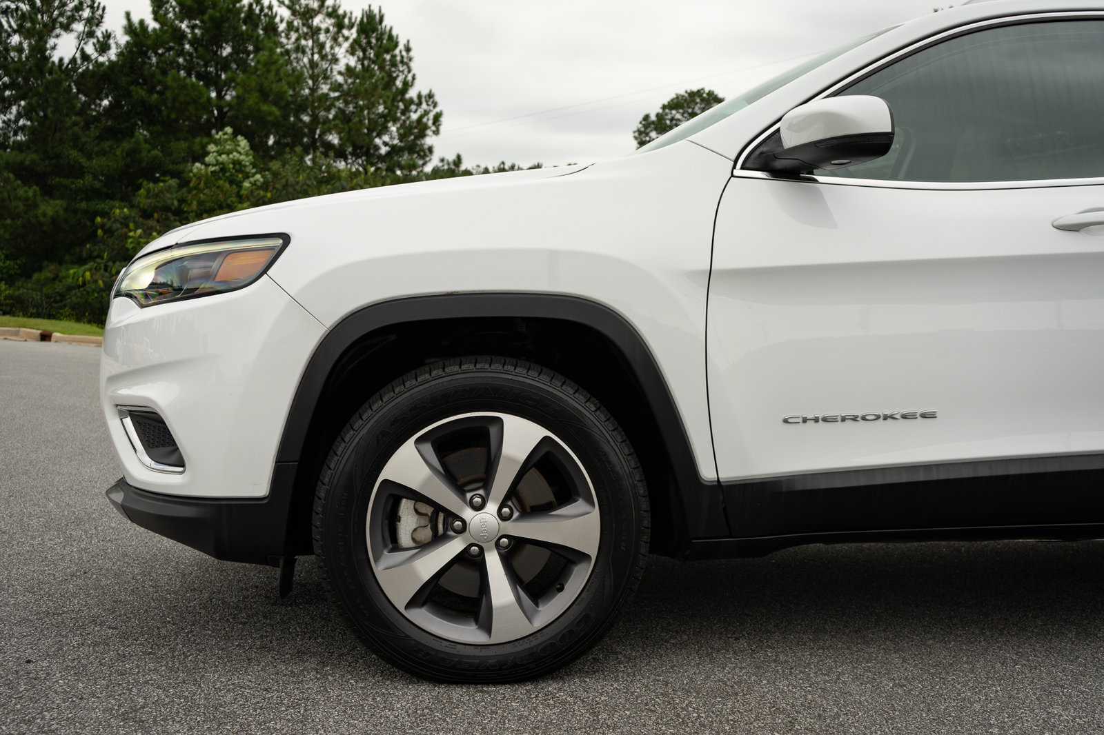 Used 2020 Jeep Cherokee Limited AWD/4WD image 4